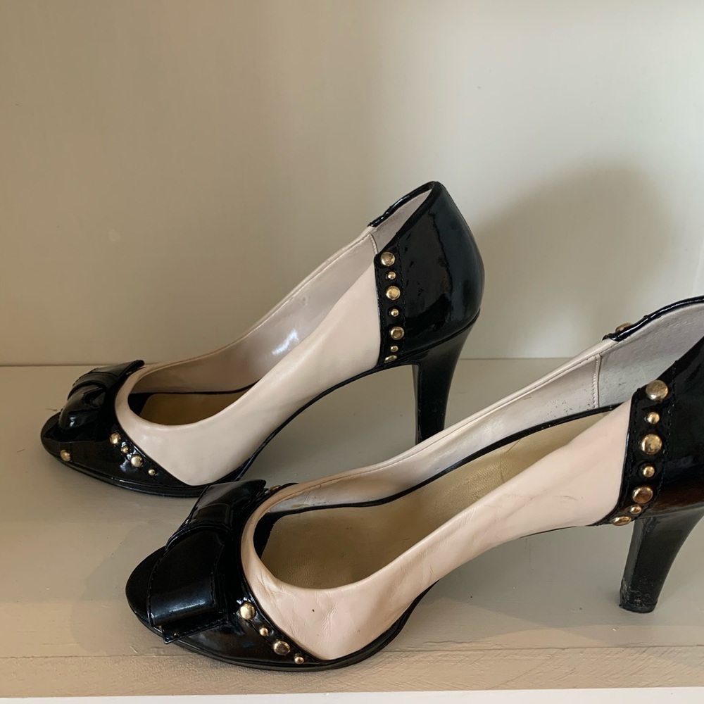 Peep Toe  Pump  Blk &Wht Spectator Patent Leather Bows Gold Studs 4” Heel 10 M